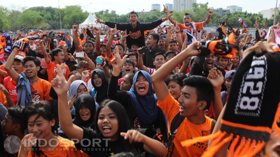 The Jakmania larut dalam suasana suka cita.